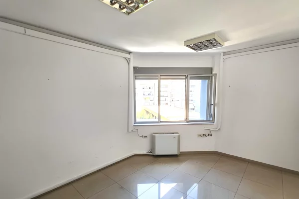 Jepet Ambjent me Qira - Rruga e Dibres, Afer Selvise -siperfaqe totale 300 m2!