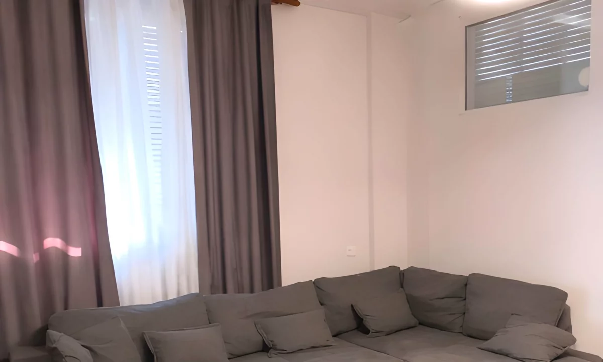 Shtepi me qera Apartament ne Tirane, 1+1, Mobilimi E mobiluar, Pagesa 550  Euro.