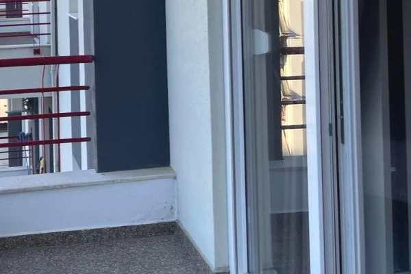 Shtepi me qera Apartament ne Tirane, 3+1, Mobilimi E mobiluar, Pagesa 1,300  Euro.