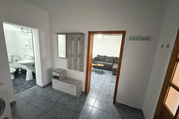Shtepi me qera Apartament ne Tirane, 2+1, Mobilimi E mobiluar, Pagesa 550  Euro.