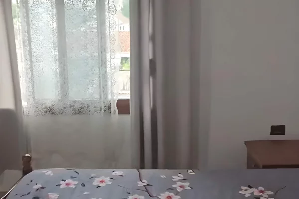 Shtepi me qera Apartament ne Tirane, 1+1, Mobilimi E mobiluar, Pagesa 350  Euro.