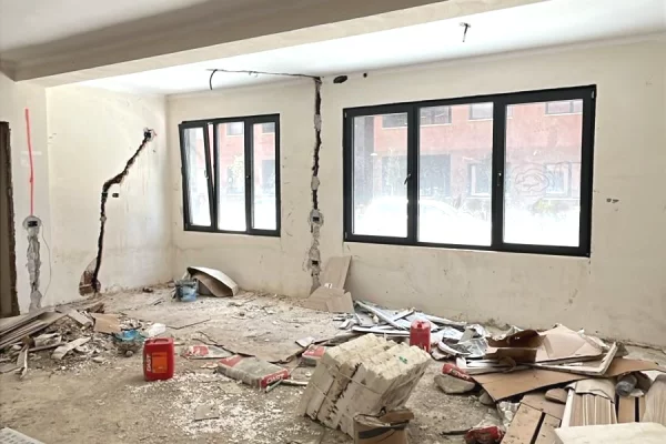 Shtepi ne shitje Apartament ne Tirane, 1+1, Mobilimi Bosh, pa mobiluar, Pagesa 1,650  Euro.