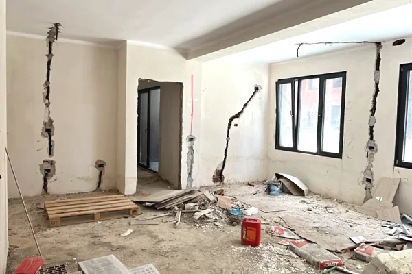 Shtepi ne shitje Apartament ne Tirane, 1+1, Mobilimi Bosh, pa mobiluar, Pagesa 1,650  Euro.