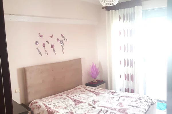 Shtepi me qera Apartament ne Tirane, 2+1, Mobilimi E mobiluar, Pagesa 400  Euro.