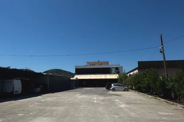 JEPET KAPANON ME QERA – VAQARR -Siperfaqe: 400 m2 -  Cmimi: 1000 Euro neto / muaj!