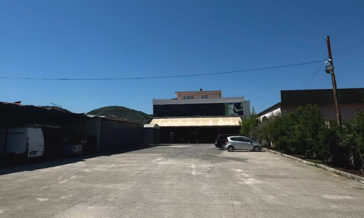 JEPET KAPANON ME QERA – VAQARR -Siperfaqe: 400 m2 -  Cmimi: 1000 Euro neto / muaj!