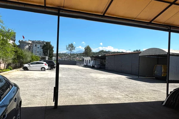 JEPET SERVIS ME QERA – VAQARR -Siperfaqe: 250 m2 -  Cmimi: 1000 Euro neto / muaj!