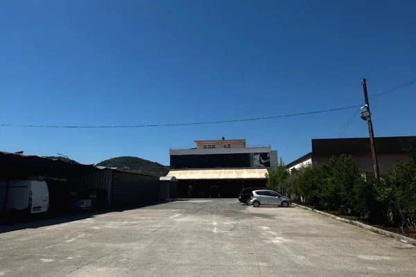 JEPET SERVIS ME QERA – VAQARR -Siperfaqe: 250 m2 -  Cmimi: 1000 Euro neto / muaj!