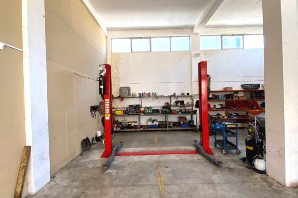 JEPET SERVIS ME QERA – VAQARR -Siperfaqe: 250 m2 -  Cmimi: 1000 Euro neto / muaj!