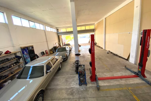 JEPET SERVIS ME QERA – VAQARR -Siperfaqe: 250 m2 -  Cmimi: 1000 Euro neto / muaj!