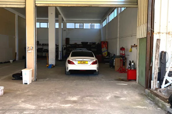 JEPET SERVIS ME QERA – VAQARR -Siperfaqe: 250 m2 -  Cmimi: 1000 Euro neto / muaj!