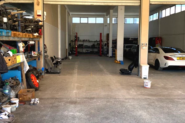 JEPET SERVIS ME QERA – VAQARR -Siperfaqe: 250 m2 -  Cmimi: 1000 Euro neto / muaj!
