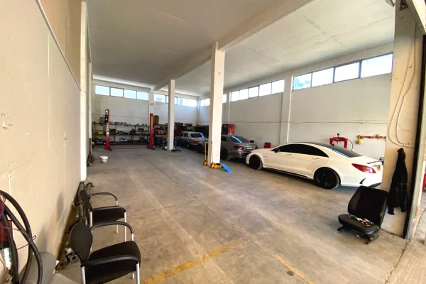 JEPET SERVIS ME QERA – VAQARR -Siperfaqe: 250 m2 -  Cmimi: 1000 Euro neto / muaj!