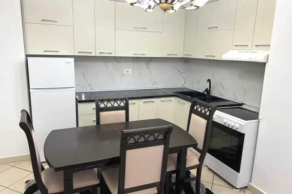 Shtepi me qera Apartament ne Tirane, 2+1, Mobilimi E mobiluar, Pagesa 650  Euro.
