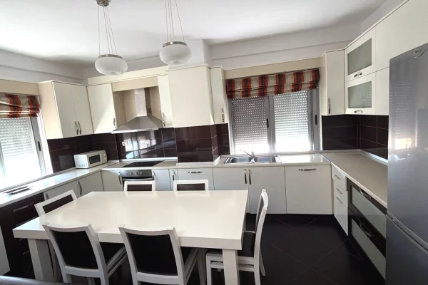 Shtepi me qera Apartament ne Tirane, 2+1, Mobilimi E mobiluar, Pagesa 500  Euro.