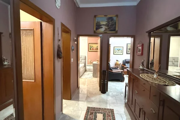 Shtepi me qera Apartament ne Tirane, 2+1, Mobilimi E mobiluar, Pagesa 700  Euro.