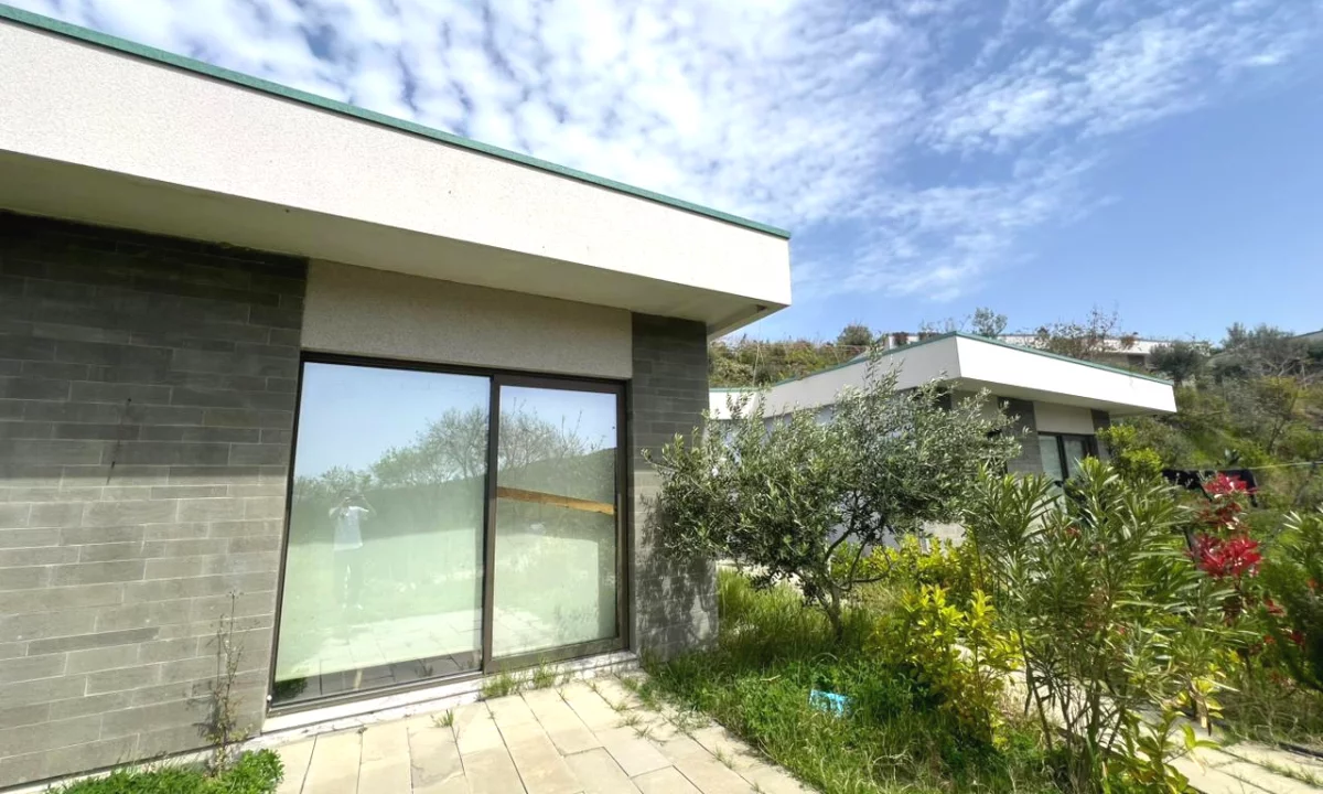 Shtepi ne shitje Vila Luksoze ne Durres, 3+1, Mobilimi Bosh, pa mobiluar, Pagesa 370,000  Euro.