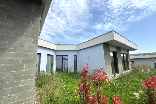 Shtepi ne shitje Vila Luksoze ne Durres, 3+1, Mobilimi Bosh, pa mobiluar, Pagesa 370,000  Euro.