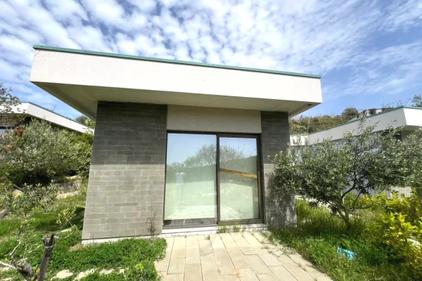 Shtepi ne shitje Vila Luksoze ne Durres, 3+1, Mobilimi Bosh, pa mobiluar, Pagesa 370,000  Euro.