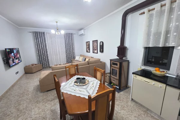Shtepi me qera Apartament ne Tirane, 2+1, Mobilimi E mobiluar, Pagesa 700  Euro.