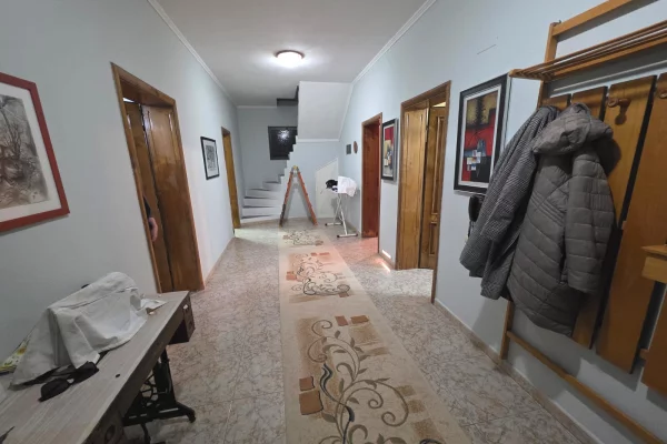 Shtepi me qera Apartament ne Tirane, 2+1, Mobilimi E mobiluar, Pagesa 700  Euro.