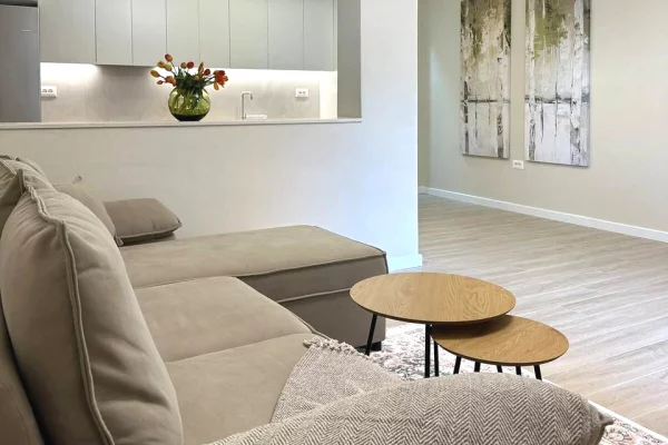 Afer Spitalit “Nënë Tereza” - Jepet me Qira Apartament 1+1 - 550€ !