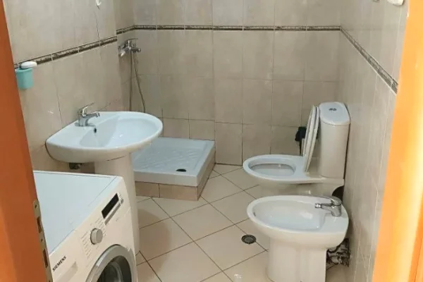 Shtepi me qera Apartament ne Tirane, 2+1, Mobilimi E mobiluar, Pagesa 450  Euro.