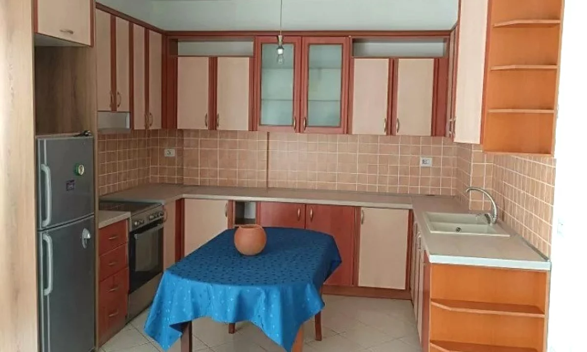 Shtepi me qera Apartament ne Tirane, 2+1, Mobilimi E mobiluar, Pagesa 450  Euro.