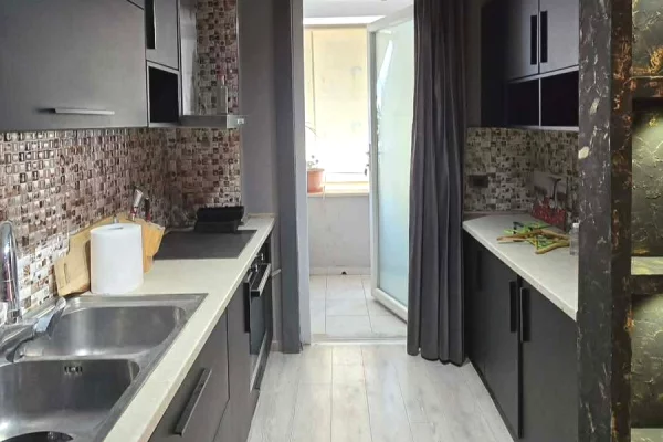 Shtepi ne shitje Apartament ne Tirane, 2+1, Mobilimi E mobiluar, Pagesa 180,000  Euro.
