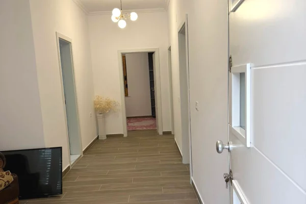 Shtepi me qera Apartament ne Tirane, 2+1, Mobilimi E mobiluar, Pagesa 500  Euro.