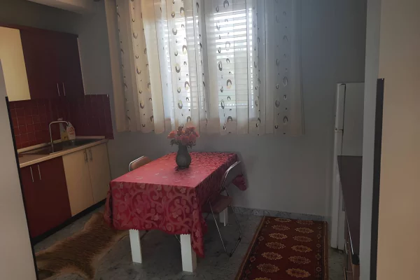 Shtepi me qera Apartament ne Tirane, 2+1, Mobilimi E mobiluar, Pagesa 450  Euro.