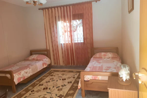 Shtepi me qera Apartament ne Tirane, 2+1, Mobilimi E mobiluar, Pagesa 450  Euro.