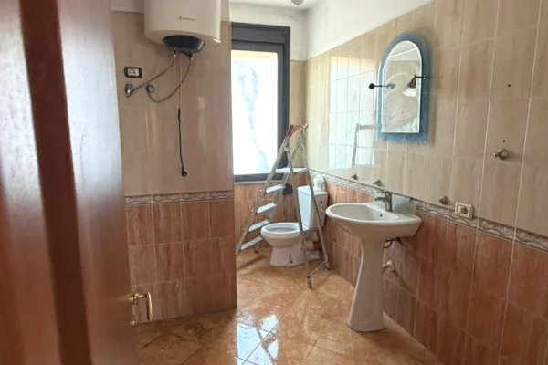 Appartamento in affitto a Tirana 3+1, Vuoto