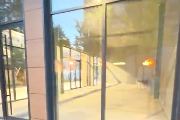 Ambient biznesi me qira – Shkolla e Kuqe - Kati: 0 - Vizibilitet maksimal !