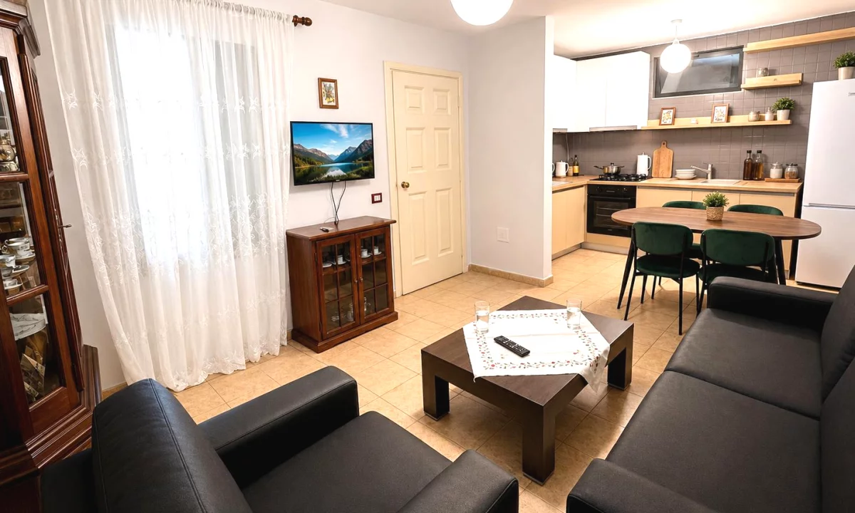 Shtepi me qera Shtepi Private ne Tirane, 2+1, Mobilimi E mobiluar, Pagesa 550  Euro.