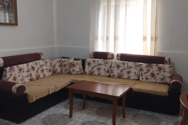 Apartament 1+1 me Qira – Ish Parku i Autobuzave - Uji dhe dritat te perfshira ne cmim !