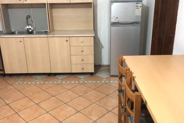 Shtepi me qera Apartament ne Tirane, 2+1, Mobilimi E mobiluar, Pagesa 350  Euro.