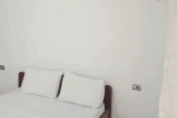 Shtepi me qera Apartament ne Tirane, Garsoniere, Mobilimi E mobiluar, Pagesa 250  Euro.