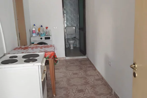 Shtepi me qera Shtepi Private ne Tirane, 1+1, Mobilimi E mobiluar, Pagesa 200  Euro.