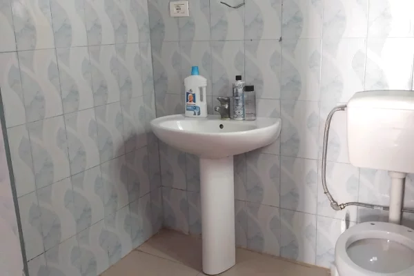 Shtepi me qera Shtepi Private ne Tirane, 1+1, Mobilimi E mobiluar, Pagesa 200  Euro.