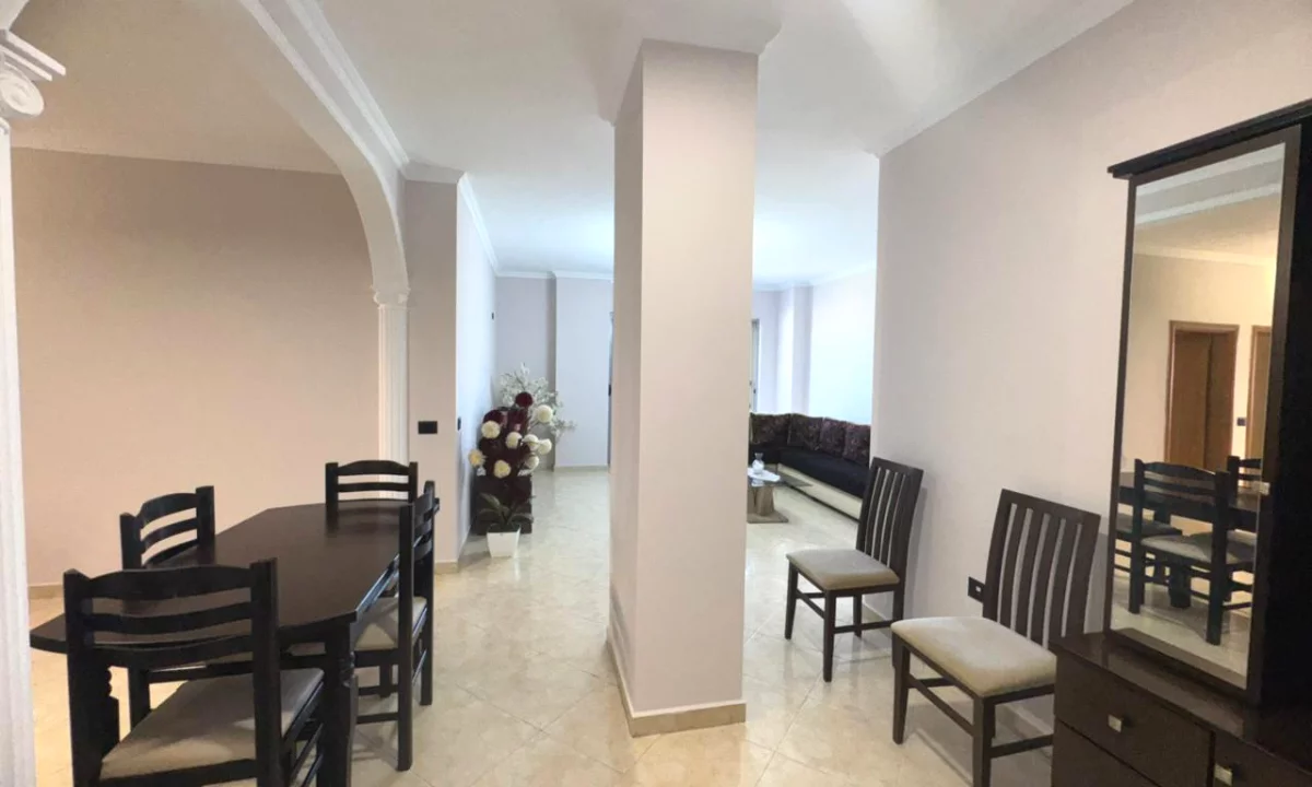 Shtepi ne shitje Apartament ne Tirane, 3+1, Mobilimi E mobiluar, Pagesa 310,000  Euro.