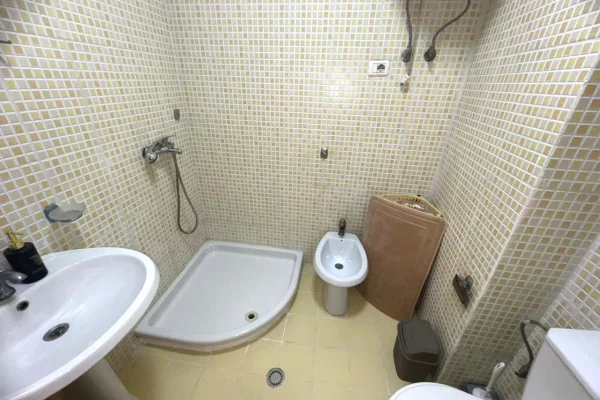Shtepi ne shitje Apartament ne Tirane, 3+1, Mobilimi E mobiluar, Pagesa 310,000  Euro.