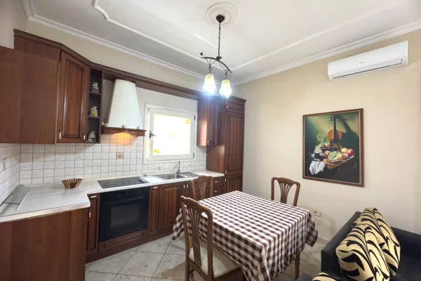 Shtepi me qera Apartament ne Tirane, 1+1, Mobilimi E mobiluar, Pagesa 400  Euro.