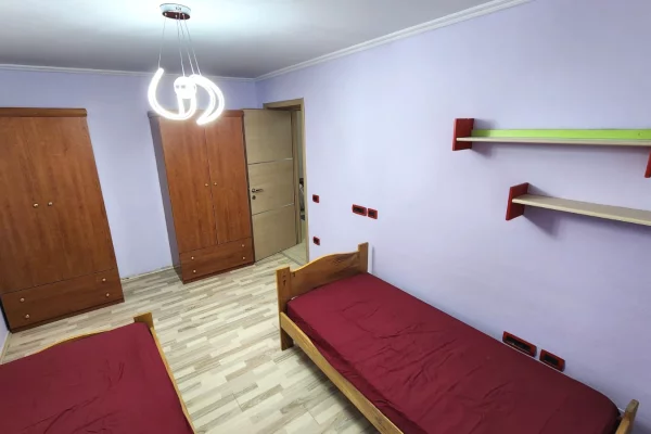 Shtepi me qera Apartament ne Tirane, 2+1, Mobilimi E mobiluar, Pagesa 500  Euro.