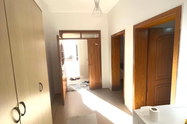 Shtepi me qera Apartament ne Tirane, 2+1, Mobilimi E mobiluar, Pagesa 450  Euro.