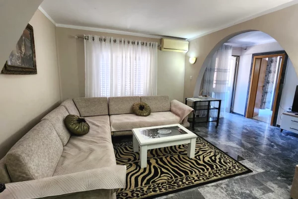 Shtepi me qera 2+1 ne Tirane - 650 Euro