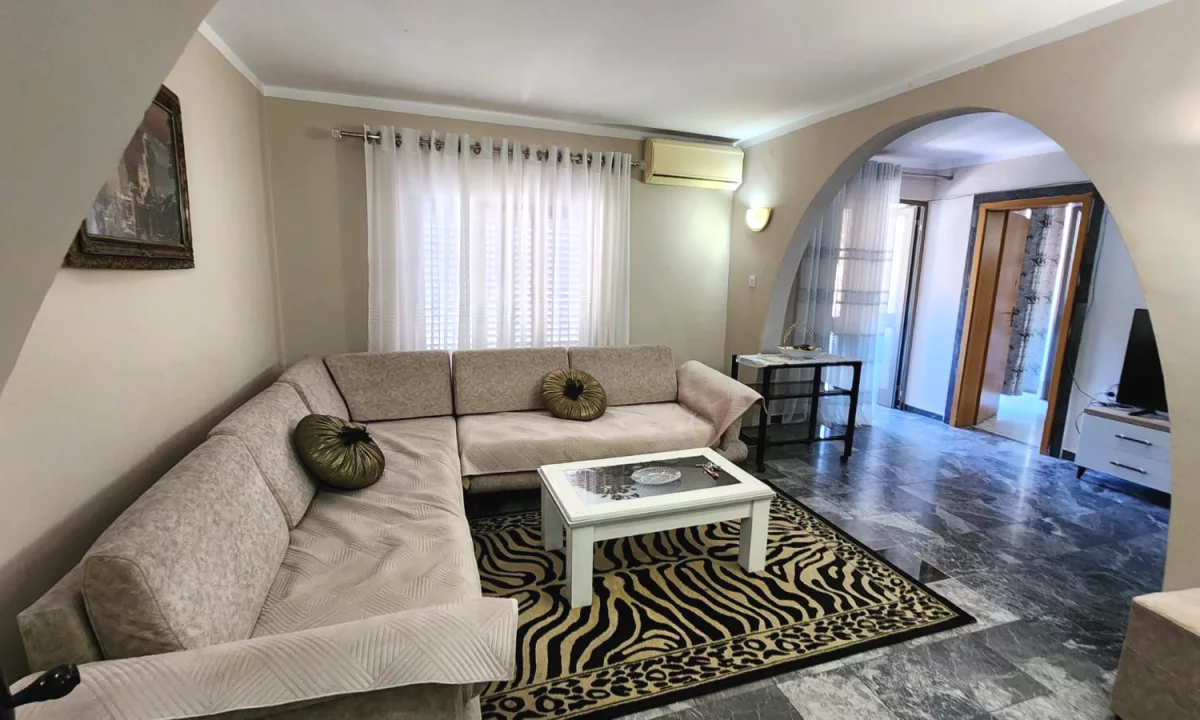 Shtepi me qera Apartament ne Tirane, 2+1, Mobilimi E mobiluar, Pagesa 650  Euro.