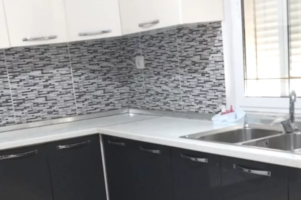 Shtepi me qera Apartament ne Tirane, 4+1, Mobilimi Pjeserisht e mobiluar, Pagesa 500  Euro.
