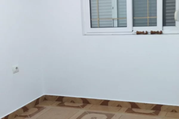 Shtepi me qera Apartament ne Tirane, 4+1, Mobilimi Pjeserisht e mobiluar, Pagesa 500  Euro.