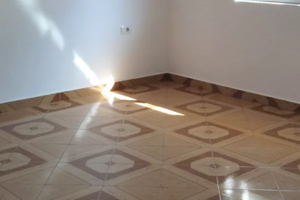 Shtepi me qera Apartament ne Tirane, 4+1, Mobilimi Pjeserisht e mobiluar, Pagesa 500  Euro.